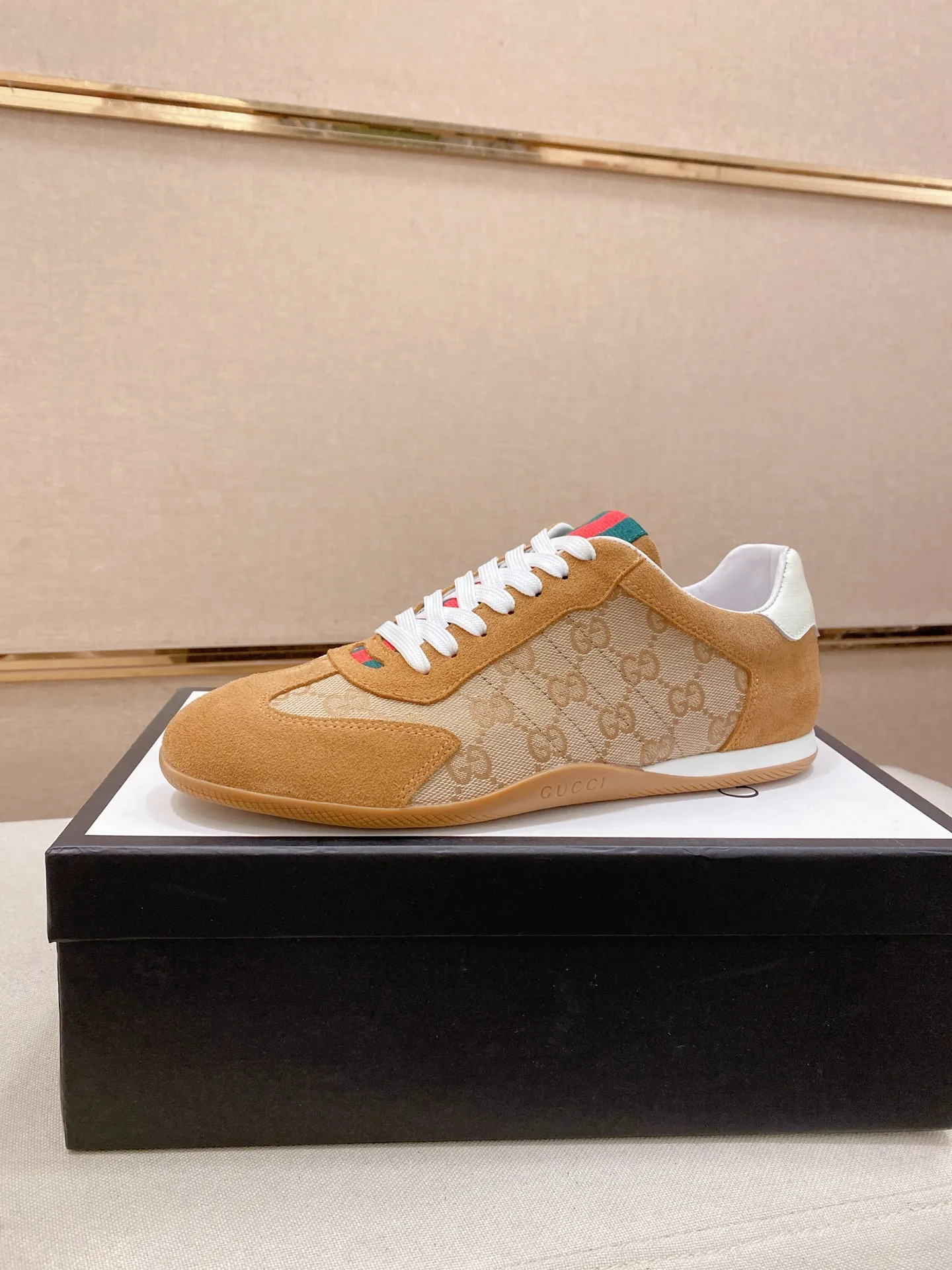 Men's shoes 💰 462💰The new GUCCI (Gucci) counters are launched simultaneously. The new men's shoes, 😘fabrics are selected from imported cowhide, and the lining is sheepskin lining. 👍🏿 High-end ☄️ air-cushion molded anti-slip rubber outsole, exquisite lines, simple and elegant, comfortable and high-end for leisure travel. Code number: 38 to 44 (45 can be customized and cannot be returned or exchanged)